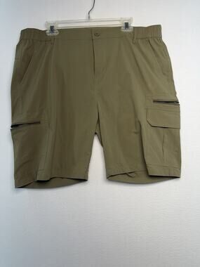 Green Men’s 38 Cargo Shorts Lightweight Nylon Both zippers And Snaps. Casual. ￼